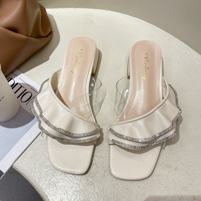 Παντόφλες μοντέρνες γυναικείες  με τετράγωνο τακούνι και πέτρες σε λευκό και κίτρινο χρώμα