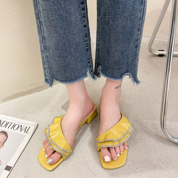 Παντόφλες μοντέρνες γυναικείες  με τετράγωνο τακούνι και πέτρες σε λευκό και κίτρινο χρώμα