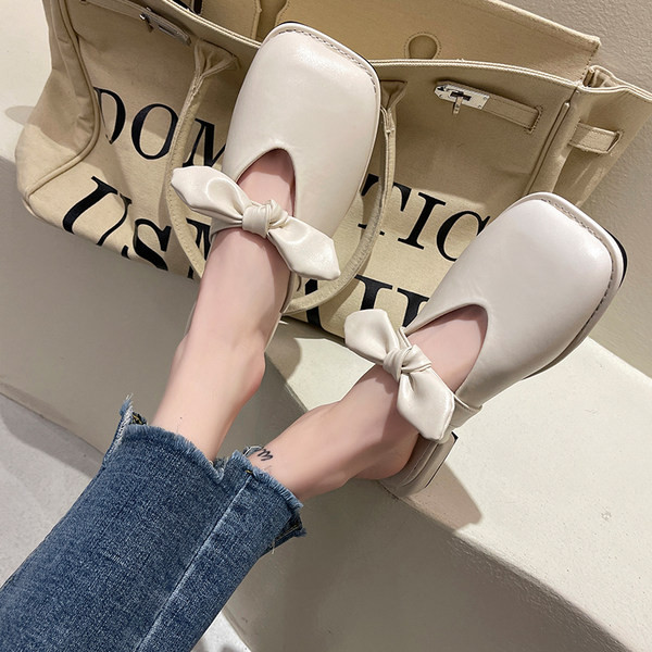 Παντόφλες κλειστές από οικολογικό δέρμα με κορδέλα