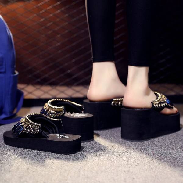 Naiste kõrge platvormi, metallelemendi ja dekoratiivkividega sussid