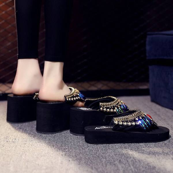 Naiste kõrge platvormi, metallelemendi ja dekoratiivkividega sussid