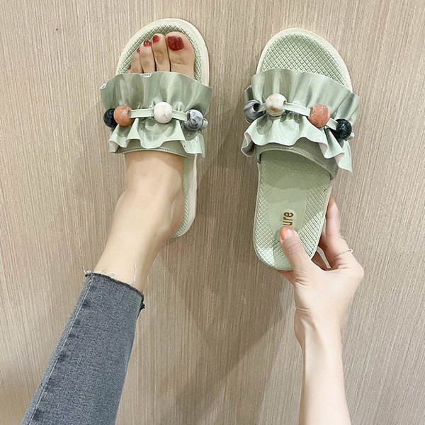 Γυναικείες παντόφλες με βολάν και χάντρες - επίπεδη σόλα