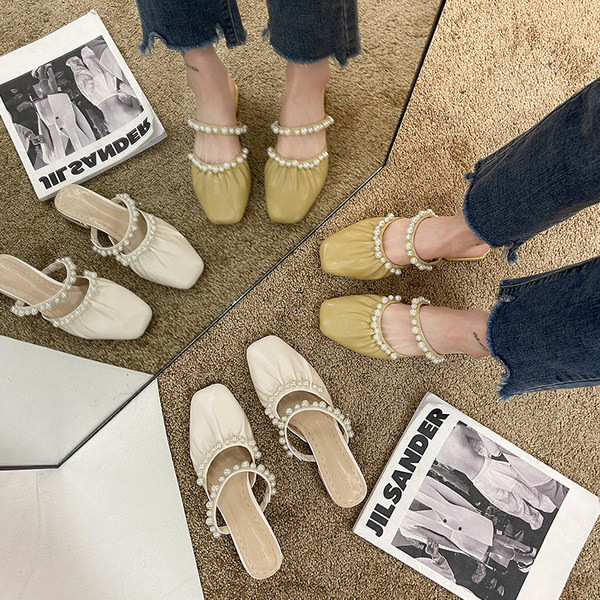 Sieviešu slēgtas čības no eko ādas ar pērlēm