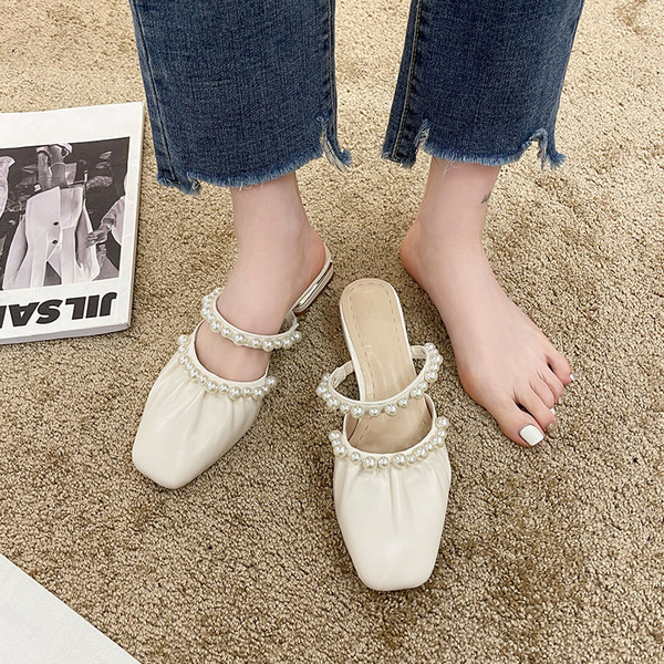 Sieviešu slēgtas čības no eko ādas ar pērlēm