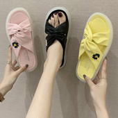 Moodsad tikandiga ja lameda tallaga naiste sussid