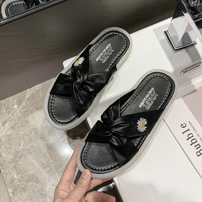 Moodsad tikandiga ja lameda tallaga naiste sussid