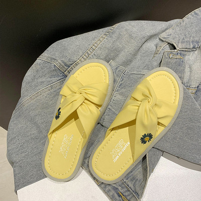 Moodsad tikandiga ja lameda tallaga naiste sussid