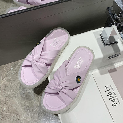 Moodsad tikandiga ja lameda tallaga naiste sussid