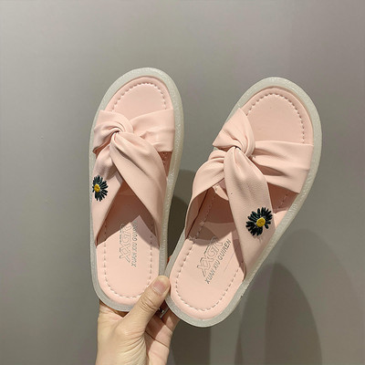 Moodsad tikandiga ja lameda tallaga naiste sussid