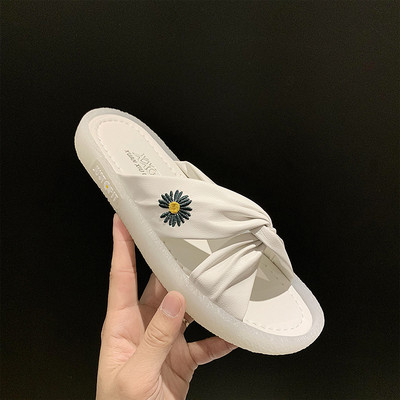 Moodsad tikandiga ja lameda tallaga naiste sussid