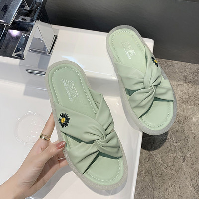 Moodsad tikandiga ja lameda tallaga naiste sussid