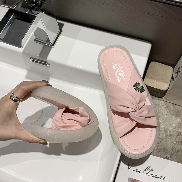 Moderné dámske papuče s výšivkou a plochou podrážkou