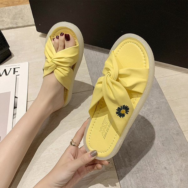 Moderné dámske papuče s výšivkou a plochou podrážkou