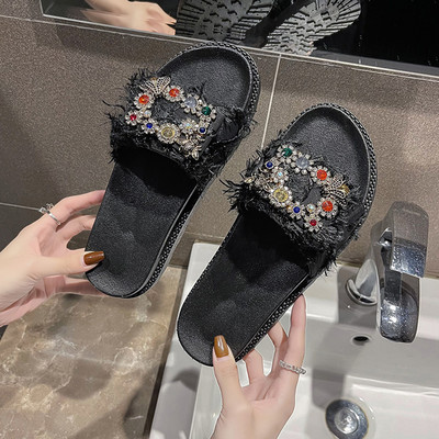 Papuci de dama actuali cu ciucuri si pietre