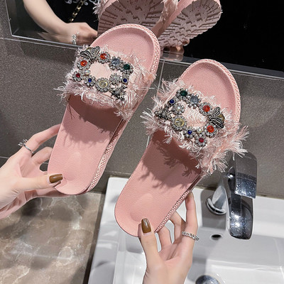 Papuci de dama actuali cu ciucuri si pietre