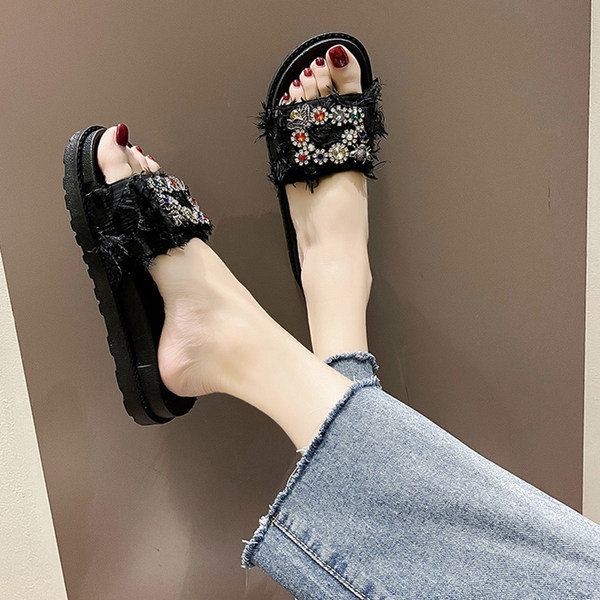 Papuci de dama actuali cu ciucuri si pietre