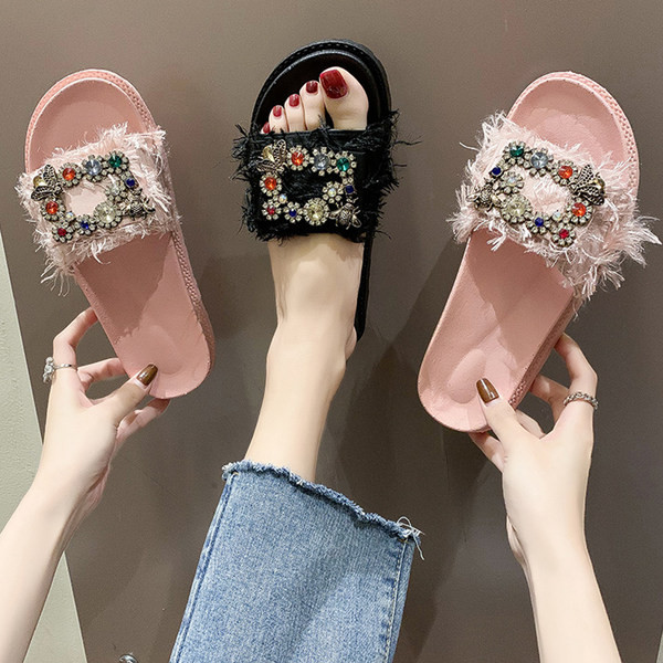 Papuci de dama actuali cu ciucuri si pietre