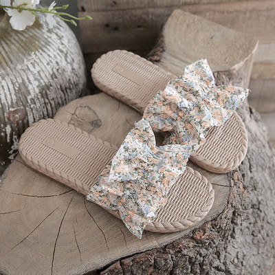 Sieviešu ikdienas čības ar tekstila lencēm ar cirtām un ziedu rakstu