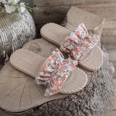 Sieviešu ikdienas čības ar tekstila lencēm ar cirtām un ziedu rakstu