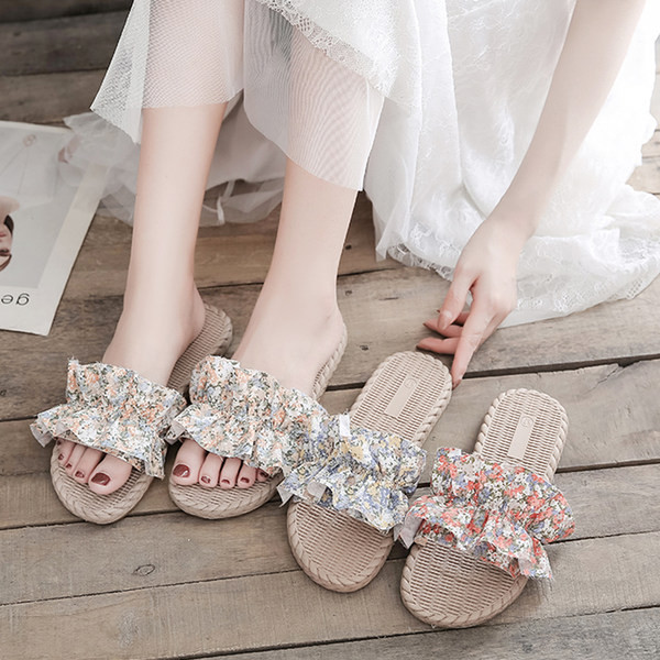 Sieviešu ikdienas čības ar tekstila lencēm ar cirtām un ziedu rakstu