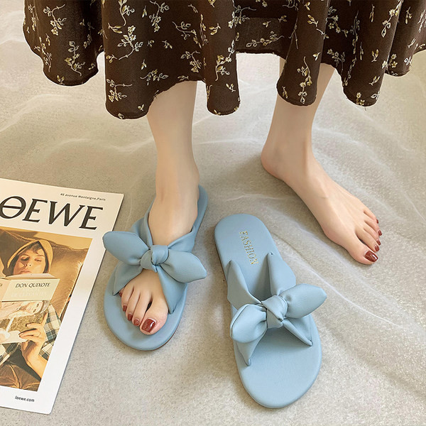 Model nou de papuci din piele si panglica