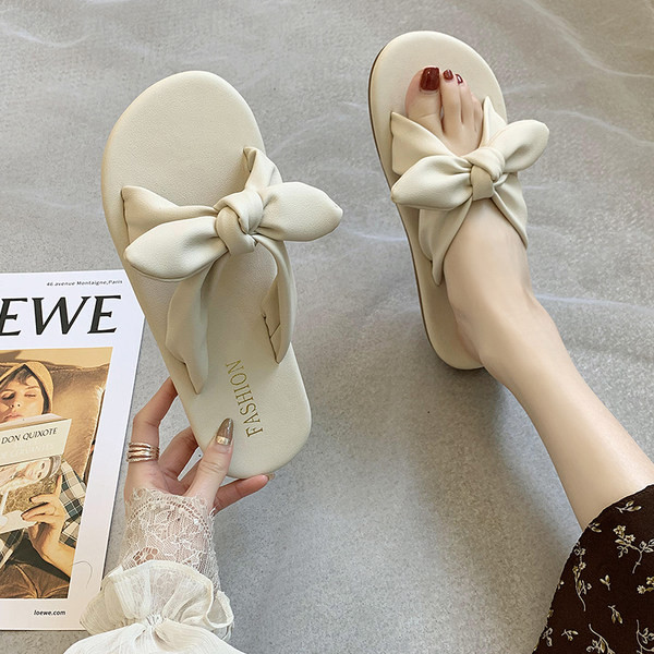 Model nou de papuci din piele si panglica