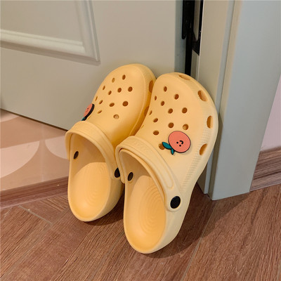 Sieviešu gumijas, slēgtas čības ar 3D aplikāciju