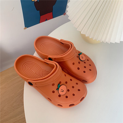 Sieviešu gumijas, slēgtas čības ar 3D aplikāciju