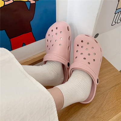 Sieviešu gumijas, slēgtas čības ar 3D aplikāciju