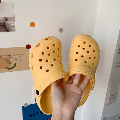 Sieviešu gumijas, slēgtas čības ar 3D aplikāciju