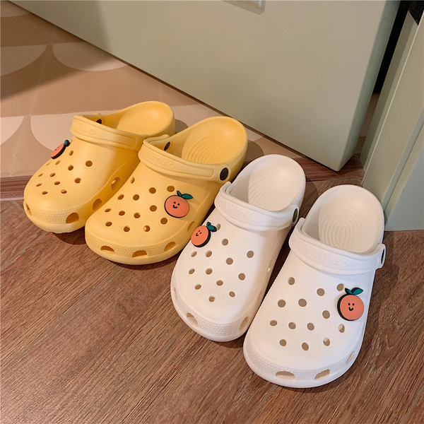 Sieviešu gumijas, slēgtas čības ar 3D aplikāciju