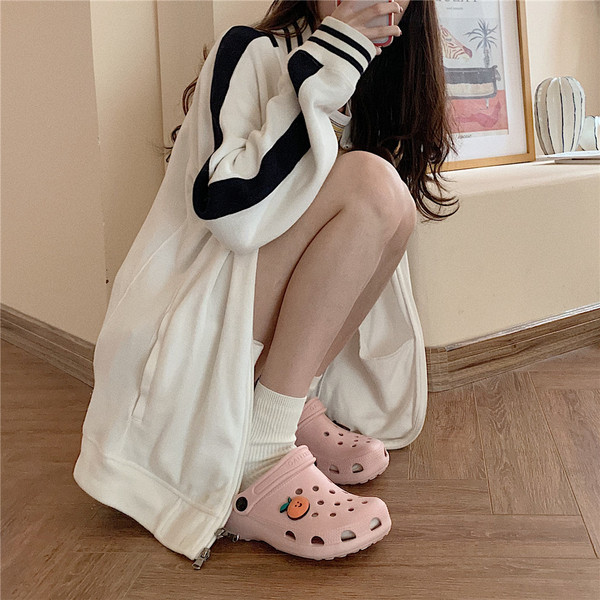 Sieviešu gumijas, slēgtas čības ar 3D aplikāciju