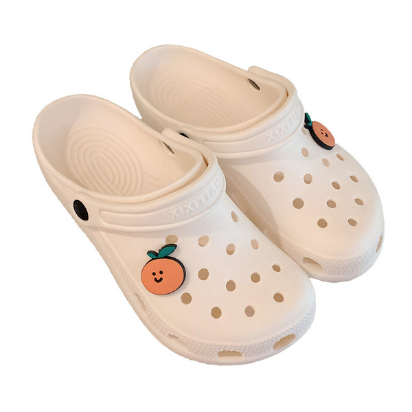 Sieviešu gumijas, slēgtas čības ar 3D aplikāciju