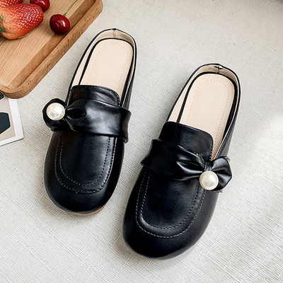 Παντόφλες κλειστές από οικολογικό δέρμα με πέρλες