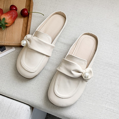 Παντόφλες κλειστές από οικολογικό δέρμα με πέρλες