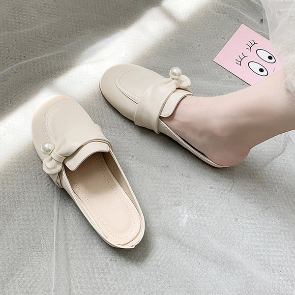 Παντόφλες κλειστές από οικολογικό δέρμα με πέρλες