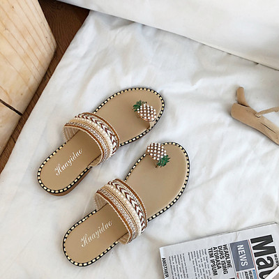 Παντόφλες casual με στοιχείο 3D και επίπεδη σόλα