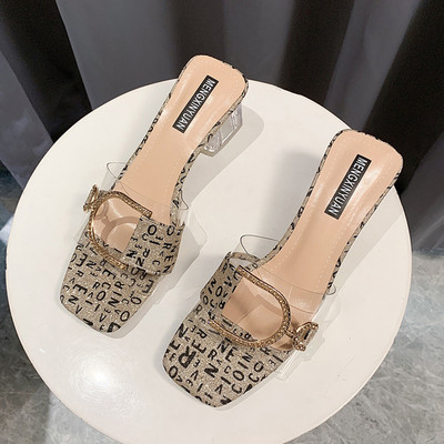 Sieviešu ikdienas čības ar papēdi un sprādzi