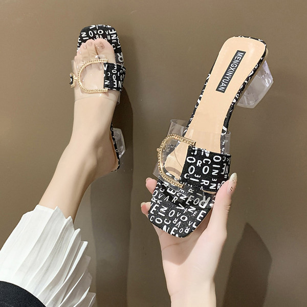 Sieviešu ikdienas čības ar papēdi un sprādzi