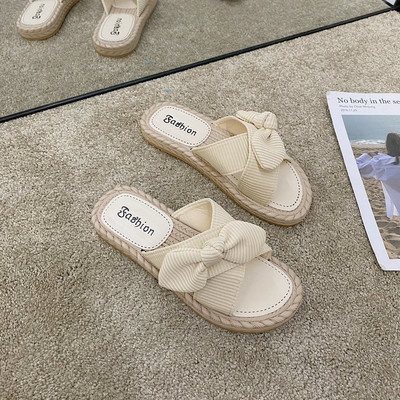 Sieviešu čības ar plakanu zoli bēšā krāsā