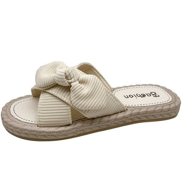 Sieviešu čības ar plakanu zoli bēšā krāsā