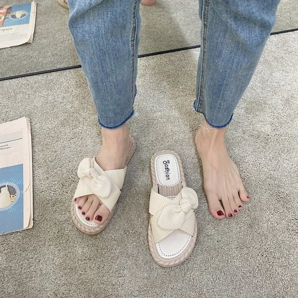 Sieviešu čības ar plakanu zoli bēšā krāsā