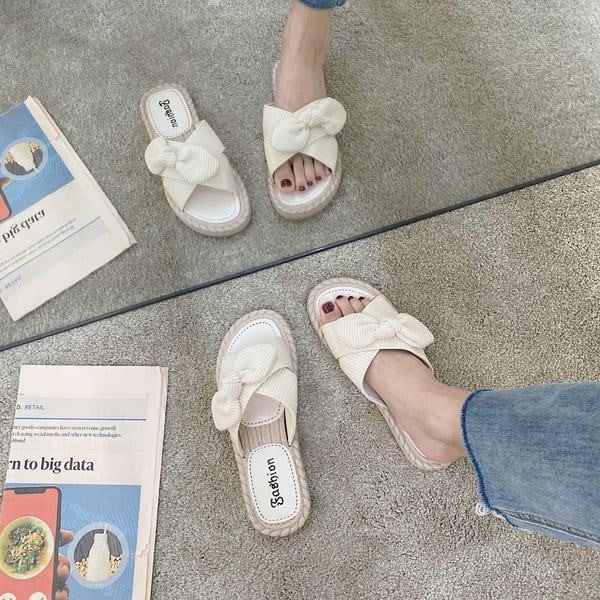 Sieviešu čības ar plakanu zoli bēšā krāsā