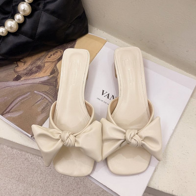 Jauns sieviešu čību modelis no mākslīgās ādas ar lenti un kvadrātveida papēdi