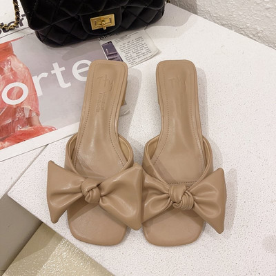 Jauns sieviešu čību modelis no mākslīgās ādas ar lenti un kvadrātveida papēdi