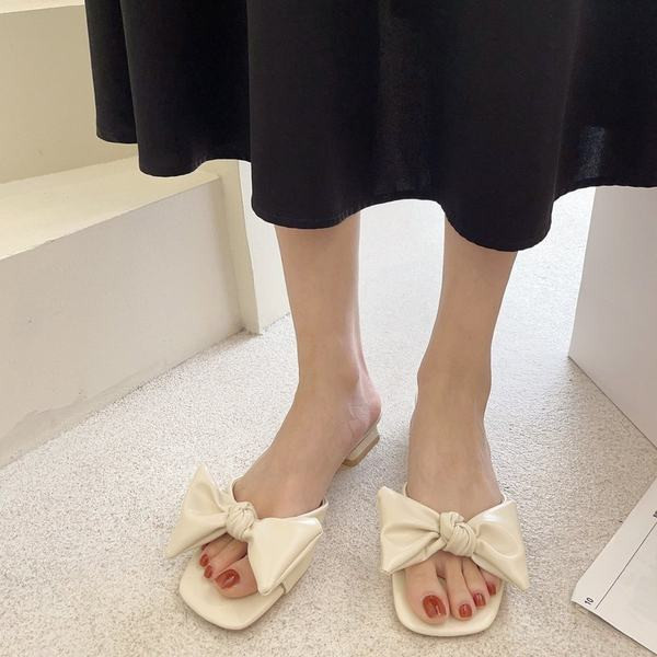 Jauns sieviešu čību modelis no mākslīgās ādas ar lenti un kvadrātveida papēdi