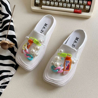 Γυναικείες κλειστές παντόφλες κλειστές με πέρλες σε λευκό και μαύρο χρώμα