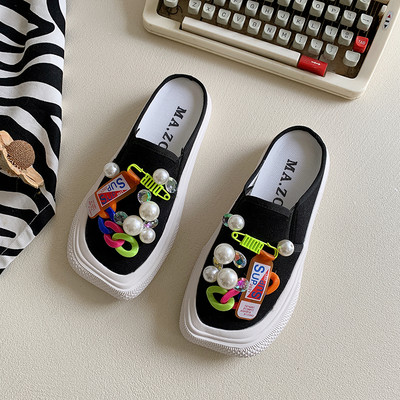 Γυναικείες κλειστές παντόφλες κλειστές με πέρλες σε λευκό και μαύρο χρώμα