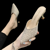 Elegantas smailas čības ar pērlēm un papēdi