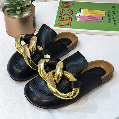 Γυναικείες κλειστές παντόφλες από οικολογικό δέρμα με μεταλλική διακόσμηση